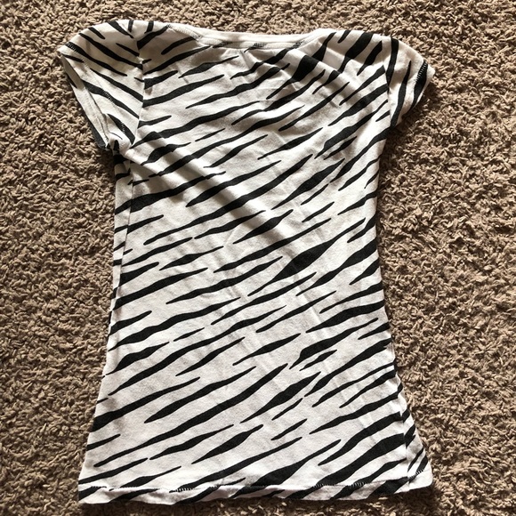 ✨2 for $8✨ Zebra Print Tee - Picture 2 of 3
